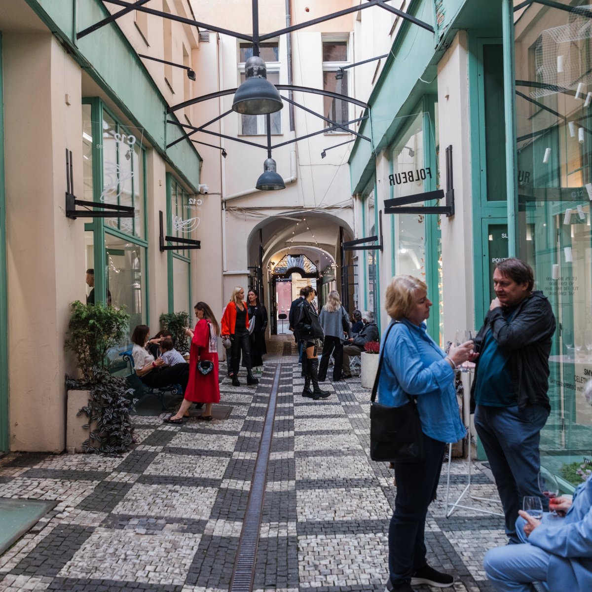 L'arcade Hrzánská s'est animée avec la mode, le design et les beaux-arts tchèques.